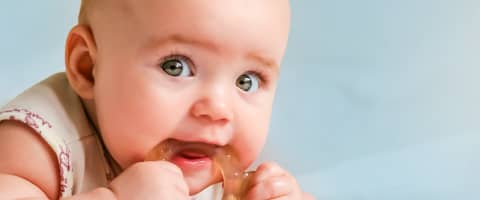 Poussée dentaire : comment soulager bébé ?